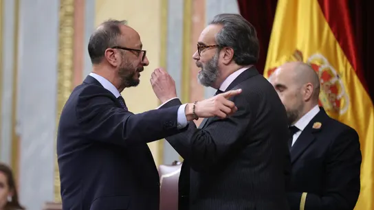 El vicepresidente de la cámara, Alfonso Rodríguez Gómez de Celis, discute con el diputado de Vox José María Sánchez durante un Pleno del Congreso de los Diputados. El vicepresidente de la cámara, Alfonso Rodríguez Gómez de Celis, discute con el diputado de Vox José María Sánchez durante un Pleno del Congreso de los Diputados.