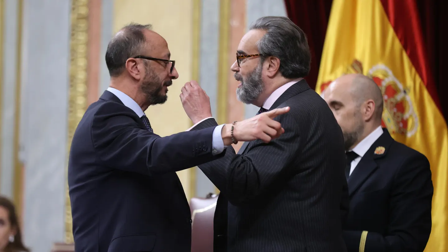 El vicepresidente de la cámara, Alfonso Rodríguez Gómez de Celis, discute con el diputado de Vox José María Sánchez durante un Pleno del Congreso de los Diputados. El vicepresidente de la cámara, Alfonso Rodríguez Gómez de Celis, discute con el diputado de Vox José María Sánchez durante un Pleno del Congreso de los Diputados.