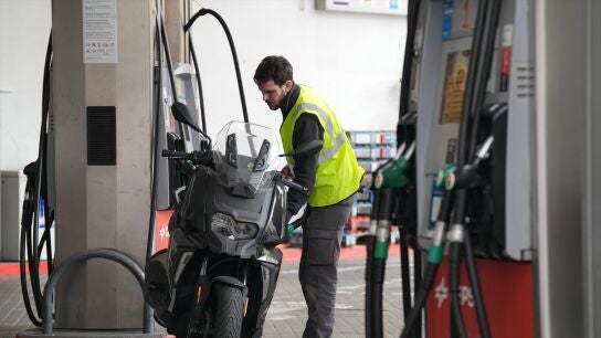 Un hombre echa gasolina a su motocicleta en una gasolinera de Barcelona