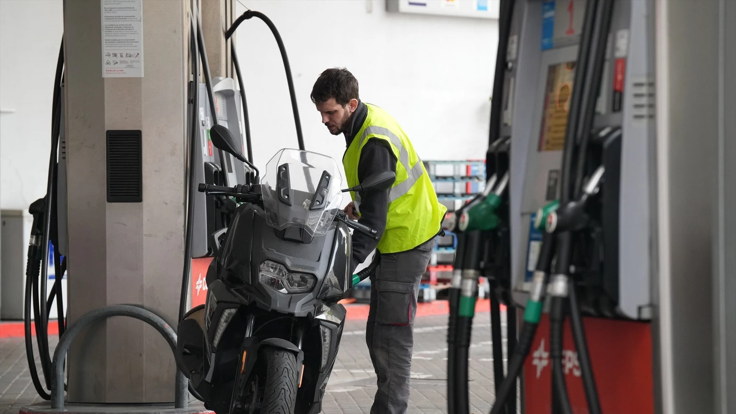 Un hombre echa gasolina a su motocicleta en una gasolinera de Barcelona Un hombre echa gasolina a su motocicleta en una gasolinera de Barcelona