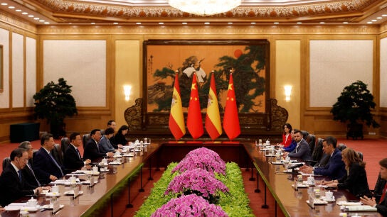 El presidente de China, Xi Jinping, y el presidente del Gobierno espa&ntilde;ol, Pedro S&aacute;nchez, asisten a una reuni&oacute;n en el Gran Sal&oacute;n del Pueblo en Pek&iacute;n el 14 de abril de 2026.