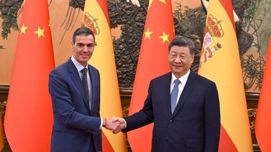 S&aacute;nchez posa junto al presidente chino, Xi Jinping, antes de una reuni&oacute;n en Pek&iacute;n