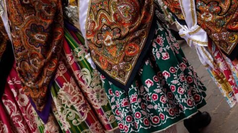 Mayeras con traje regional y banda