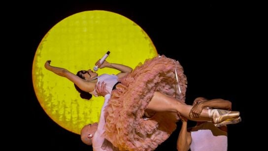 As&iacute; ha sido el primer concierto de Rosal&iacute;a en Barcelona con su 'Lux Tour': l&aacute;grimas, risas y Yolanda Ramos