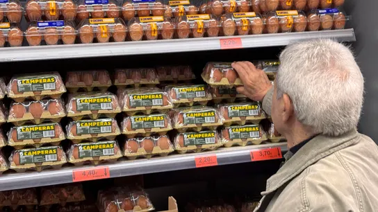 Una balda con huevos en un supermercado Una balda con huevos en un supermercado