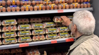 Una balda con huevos en un supermercado