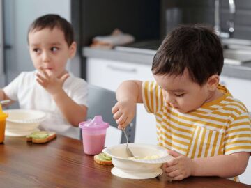 Dos ni&ntilde;os comiendo