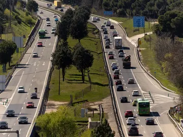 Carretera con tráfico Carretera con tráfico