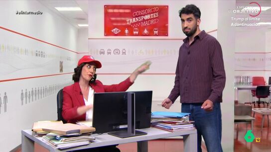 Cristina Gallego se convierte en Isabel D&iacute;az Ayuso, que desde la oficina del Consorcio General de Transportes, se ha propuesto boicotear a los migrantes que necesitan un certificado para regularizar su situaci&oacute;n.