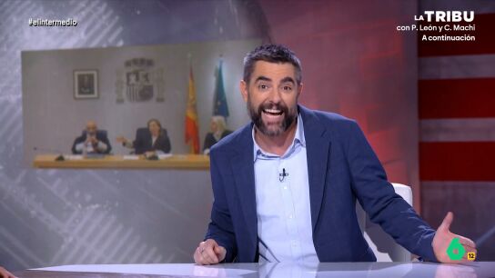 Dani Mateo analiza el curioso momento vivido hoy en el juicio a la 'trama Kitchen', donde la presidenta de la sala, Teresa Palacios, ha hecho de "t&eacute;cnica de sonido" con un agente de Asuntos Internos para que se le escuchara mejor.