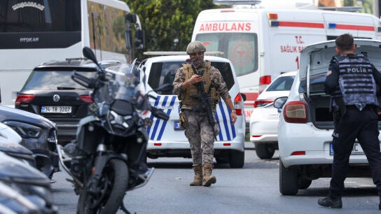 Imagen de archivo de agentes de polic&iacute;a actuando en Estambul, Turqu&iacute;a