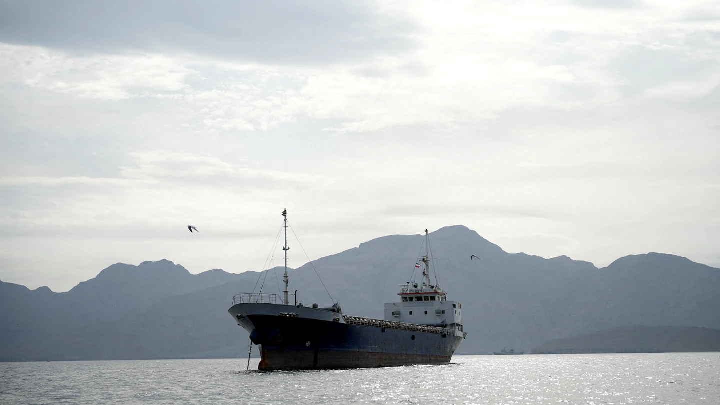 Un buque en el estrecho de Ormuz, frente a la costa de la provincia de Musandam, en Omán Un buque en el estrecho de Ormuz, frente a la costa de la provincia de Musandam, en Omán