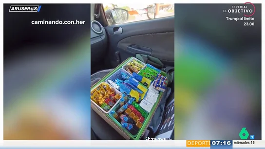 Un conductor de Uber se hace viral por montar un quiosco en su coche y Alfonso Arús lo bautiza como 'el badutaxi' Un conductor de Uber se hace viral por montar un quiosco en su coche y Alfonso Arús lo bautiza como 'el badutaxi'