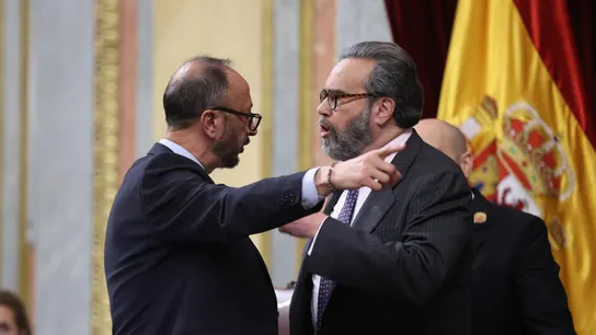 Imagen de archivo. Alfonso Rodríguez Gómez de Celis discute con el diputado de Vox José María Sánchez. Imagen de archivo. Alfonso Rodríguez Gómez de Celis discute con el diputado de Vox José María Sánchez.