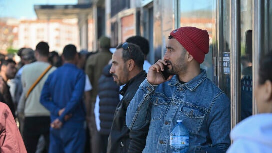 El entorno del Consulado de Marruecos en Almer&iacute;a registra desde hace d&iacute;as colas masivas de centenares de ciudadanos