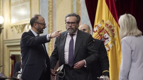 El vicepresidente primero del Congreso, Alfonso Rodr&iacute;guez de Celis (i), y el diputado de Vox Jos&eacute; Mar&iacute;a S&aacute;nchez (d)