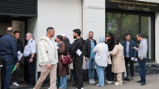 Ciudadanos de Marruecos en el consulado general de Bilbao tramitan documentaci&oacute;n para regularizar su situaci&oacute;n este 16 de abril