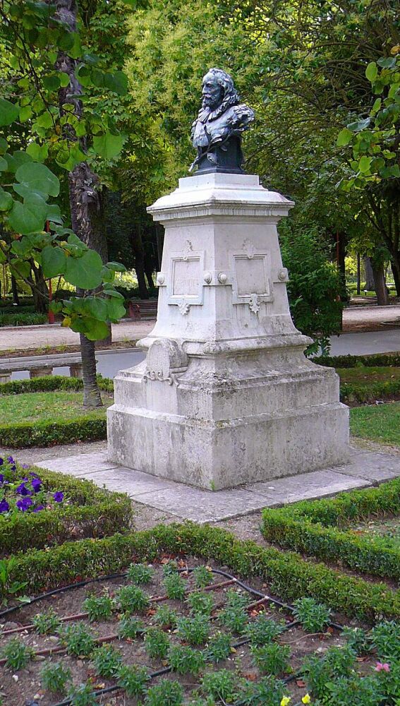 Paseo de la Isla, Monumento a Cervantes