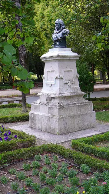 Paseo de la Isla, Monumento a Cervantes Paseo de la Isla, Monumento a Cervantes