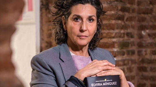 Elvira M&iacute;nguez posa con su &uacute;ltima novela