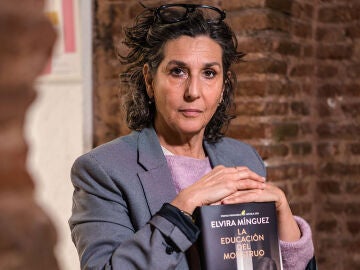 Elvira M&iacute;nguez posa con su &uacute;ltima novela
