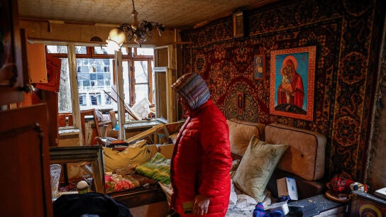 Una mujer observa su apartamento, da&ntilde;ado durante un ataque con misiles rusos, en el marco de la invasi&oacute;n de Rusia en Ucrania, en Kyiv 