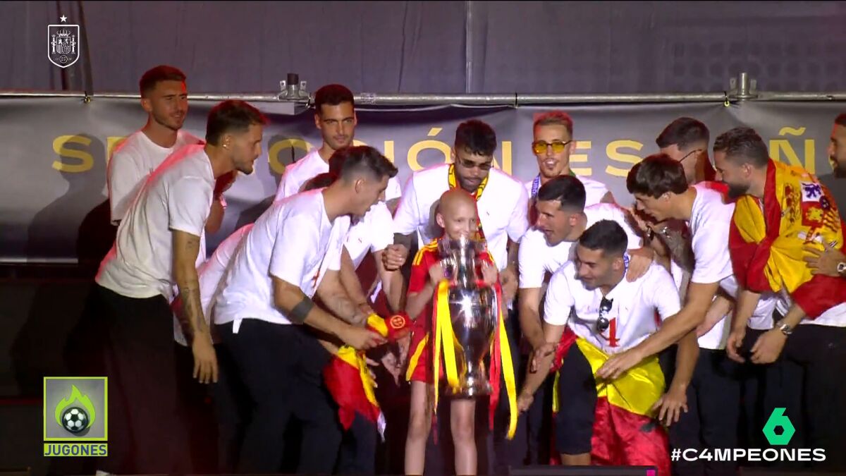 Muere a los 13 años María Caamaño, la 'niña futbolera' que levantó la Eurocopa de 2024