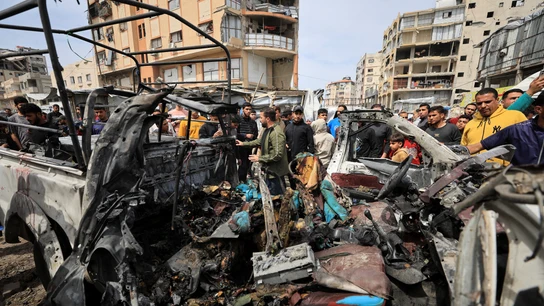 Palestinos inspeccionan los daños tras un ataque israelí contra un vehículo policial en la ciudad de Gaza Palestinos inspeccionan los daños tras un ataque israelí contra un vehículo policial en la ciudad de Gaza