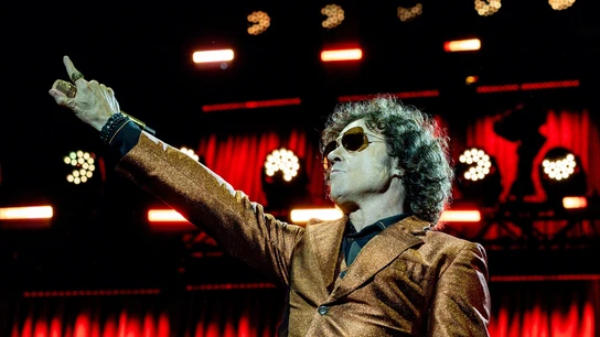 El cantante Enrique Bunbury durante un concierto en el Movistar Arena. El cantante Enrique Bunbury durante un concierto en el Movistar Arena.