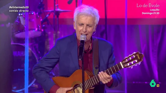 Kiko Veneno anima el 20 aniversario de El Intermedio con 'Volando voy' El artista ha cantado su popular canción que ha conseguido arrancar las palmas de todo el público que ha asistido al 20 aniversario de El Intermedio, celebrado en el Florida Park de Madrid.