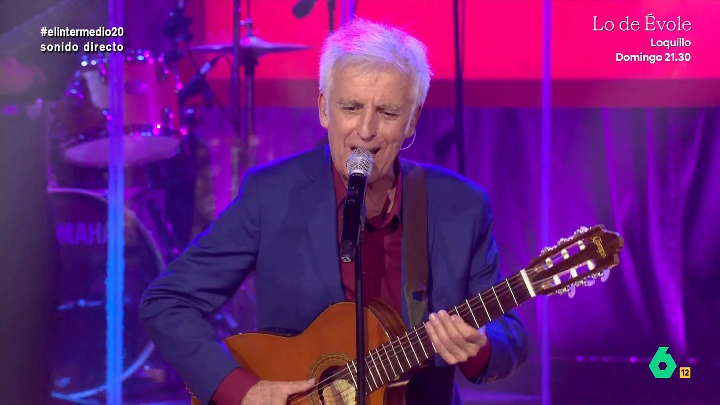 Kiko Veneno anima el 20 aniversario de El Intermedio con 'Volando voy' El artista ha cantado su popular canción que ha conseguido arrancar las palmas de todo el público que ha asistido al 20 aniversario de El Intermedio, celebrado en el Florida Park de Madrid.
