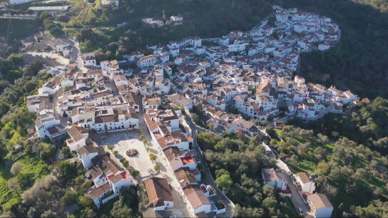 Benarrab&aacute; (M&aacute;laga) se convierte en el primer pueblo autosuficiente energ&eacute;ticamente con placas solares: "Ahorramos hasta 70.000 euros anuales"