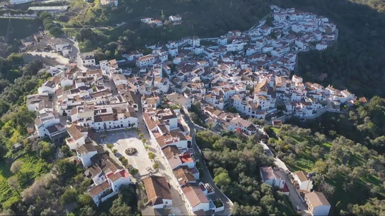 Benarrabá (Málaga) se convierte en el primer pueblo autosuficiente energéticamente con placas solares: "Ahorramos hasta 70.000 euros anuales" Benarrabá (Málaga) se convierte en el primer pueblo autosuficiente energéticamente con placas solares: "Ahorramos hasta 70.000 euros anuales"