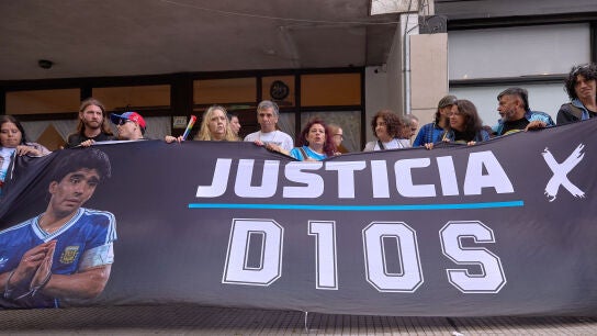 Simpatizantes de Diego Armando Maradona se manifiestan ante el tribunal de San Isidro, en Buenos Aires (Argentina)