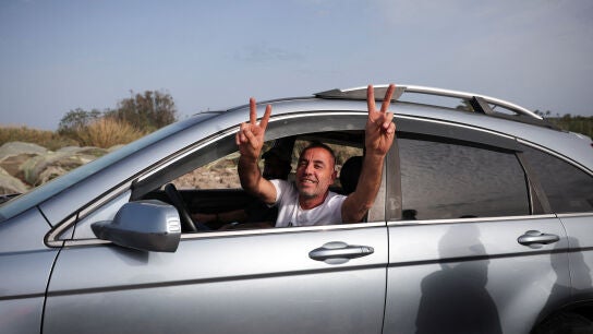 Personas desplazadas regresan a sus hogares cruzando el puente que une el sur del Líbano con el resto del país tras la entrada en vigor del alto el fuego