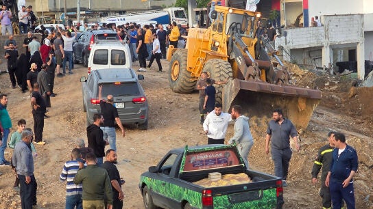 Personas desplazadas regresan a sus hogares cruzando el puente que une el sur del L&iacute;bano con el resto del pa&iacute;s tras la entrada en vigor del alto el fuego