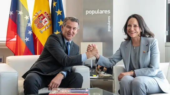 El líder del PP, Alberto Núñez Feijóo, ha recibido este viernes a la opositora venezolana y premio Nobel de la Paz, María Corina Machado. El líder del PP, Alberto Núñez Feijóo, ha recibido este viernes a la opositora venezolana y premio Nobel de la Paz, María Corina Machado.