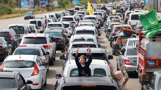 Personas desplazadas se dirigen a regresar a sus hogares tras la entrada en vigor de un alto el fuego de 10 d&iacute;as entre L&iacute;bano e Israel, cerca de Tiro, L&iacute;bano, 17 de abril de 2026.