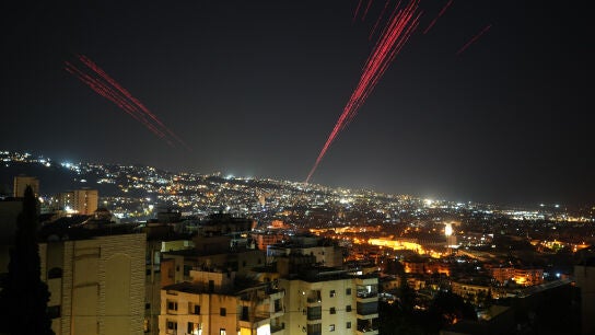 Balas trazadoras iluminan el cielo de Beirut, L&iacute;bano, mientras la gente celebra el alto el fuego alcanzado con Israel