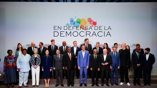 El presidente del Gobierno, Pedro Sánchez, posa para la foto de familia con el resto de asistentes a la IV Cumbre en Defensa de la Democracia celebrada este sábado en Fira de Barcelona. El presidente del Gobierno, Pedro Sánchez, posa para la foto de familia con el resto de asistentes a la IV Cumbre en Defensa de la Democracia celebrada este sábado en Fira de Barcelona.