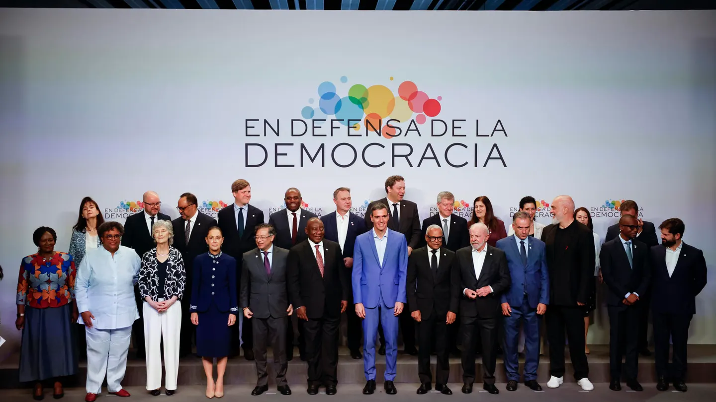 El presidente del Gobierno, Pedro Sánchez, posa para la foto de familia con el resto de asistentes a la IV Cumbre en Defensa de la Democracia celebrada este sábado en Fira de Barcelona. El presidente del Gobierno, Pedro Sánchez, posa para la foto de familia con el resto de asistentes a la IV Cumbre en Defensa de la Democracia celebrada este sábado en Fira de Barcelona.