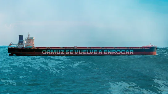 Petrolero en el estrecho de Ormuz. Petrolero en el estrecho de Ormuz.