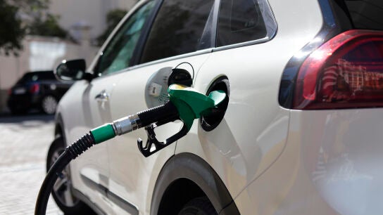Imagen de archivo de una estaci&oacute;n de servicio mientras se llena el dep&oacute;sito de un coche en Madrid