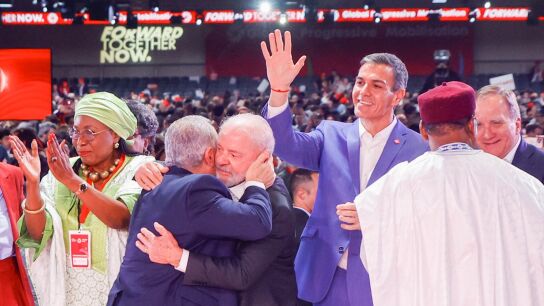 Varios dirigentes saludan durante la segunda y &uacute;ltima jornada del Global Progressive Mobilisation en Barcelona. 