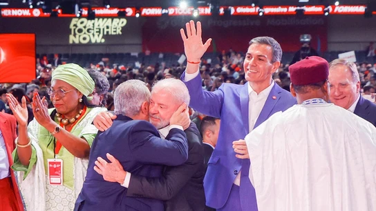 Varios dirigentes saludan durante la segunda y última jornada del Global Progressive Mobilisation en Barcelona. Varios dirigentes saludan durante la segunda y última jornada del Global Progressive Mobilisation en Barcelona.