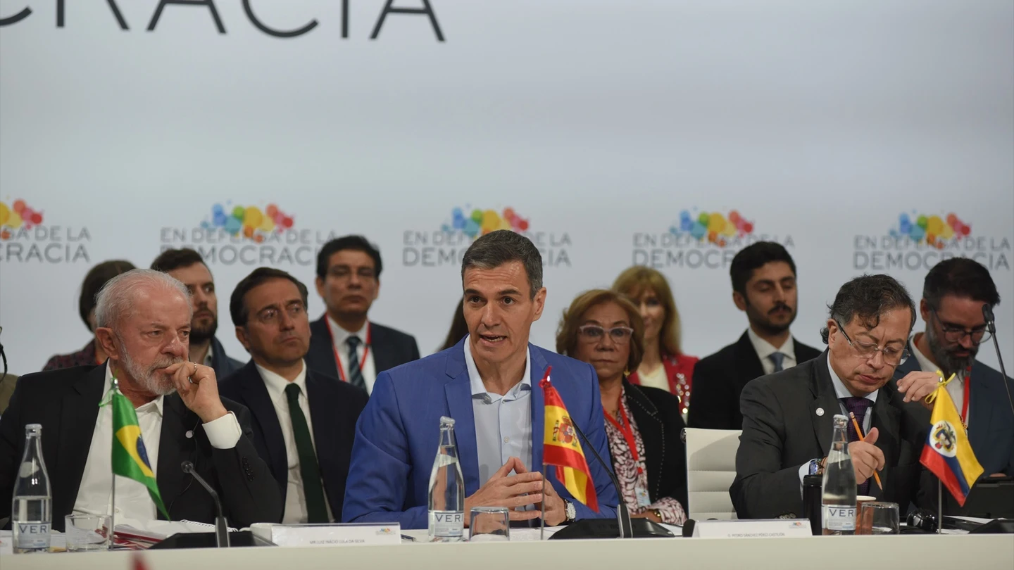 El presidente de Brasil, Luiz Inácio Lula da Silva, el presidente del Gobierno, Pedro Sánchez, y el presidente de Colombia, Gustavo Petro, entre otros líderes. El presidente de Brasil, Luiz Inácio Lula da Silva, el presidente del Gobierno, Pedro Sánchez, y el presidente de Colombia, Gustavo Petro, entre otros líderes.