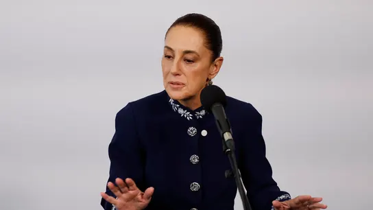 La presidenta de México, Claudia Sheinbaum hace declaraciones a los medios a su llegada este sábado a la Cumbre 'En defensa de la democracia'. La presidenta de México, Claudia Sheinbaum hace declaraciones a los medios a su llegada este sábado a la Cumbre 'En defensa de la democracia'.