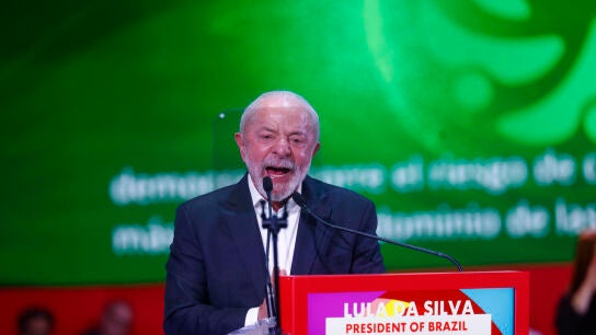 El presidente de Brasil, Lula da Silva, interviene durante la sesi&oacute;n plenaria que cierra la Global Progressive Mobilisation, este s&aacute;bado en Barcelona.