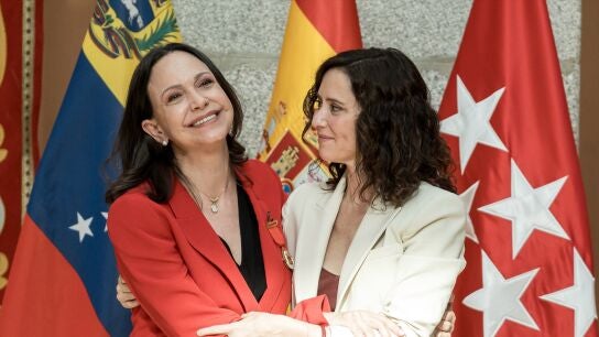 La presidenta de la Comunidad de Madrid, Isabel D&iacute;az Ayuso, y la l&iacute;der opositora venezolana y Premio Nobel de la Paz 2025, Mar&iacute;a Corina Machado.