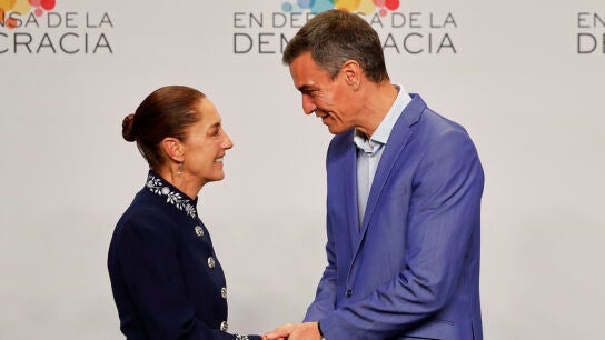 La presidenta de M&eacute;xico, Claudia Sheinbaum, saluda a Pedro S&aacute;nchez en Barcelona. 